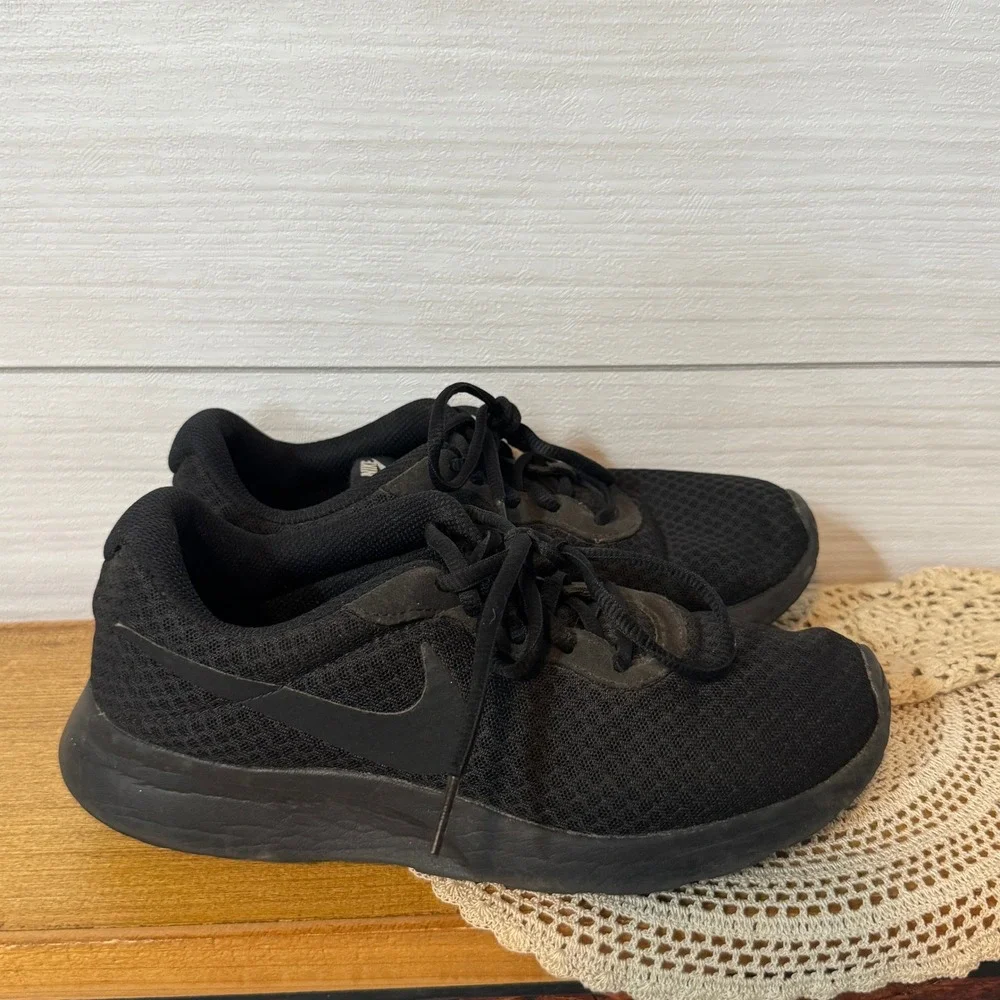 Nike Tanjun Triple Black Mesh Running Shoes Womens 8 812654-001 Athleisure Wear